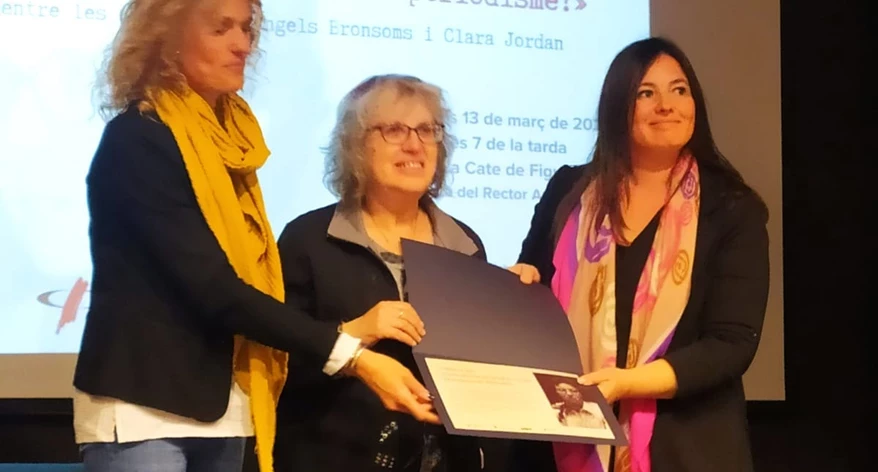 Anna Teixidor, a la dreta, en el moment de rebre la Beca. Anna Teixidor, a la dreta, en el moment de rebre la Beca.
