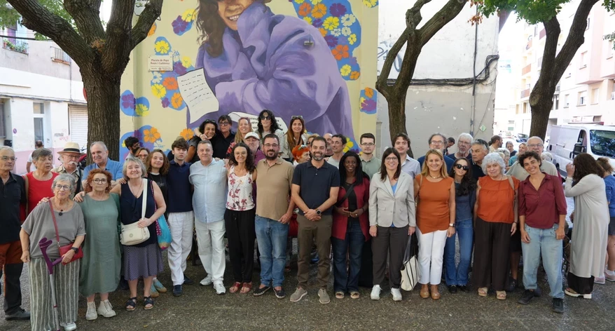 Alguns dels assistents a la inauguració del mural.