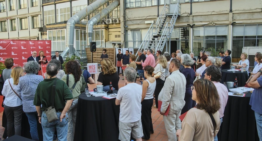 Una seixantena de col·legiats i col·legiades a l'acte d'homenatge dels més de 30 anys al Col·legi