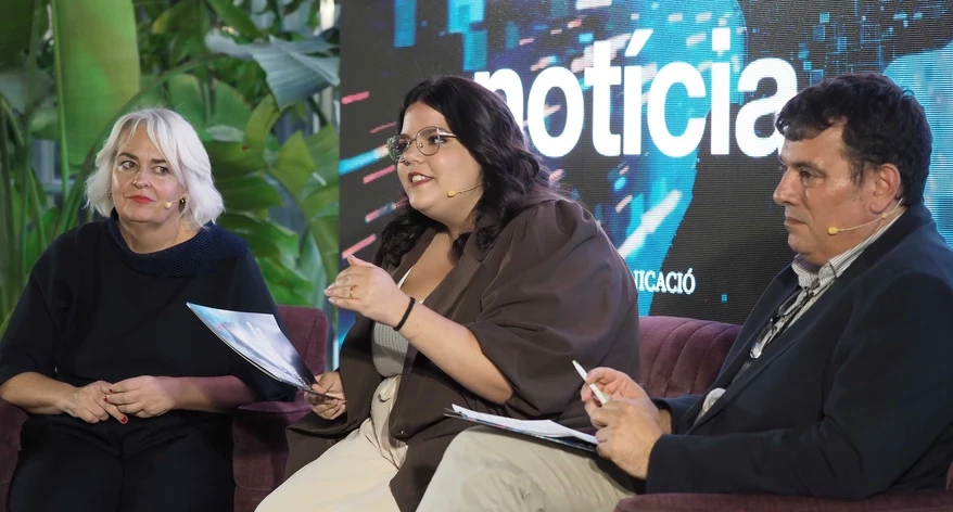 Mariola Dinarès, Maria López i Oriol Puig, durant la taula rodona.