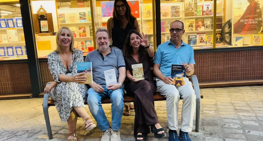 Els protagonistes de la conversa, al banc de La 22.