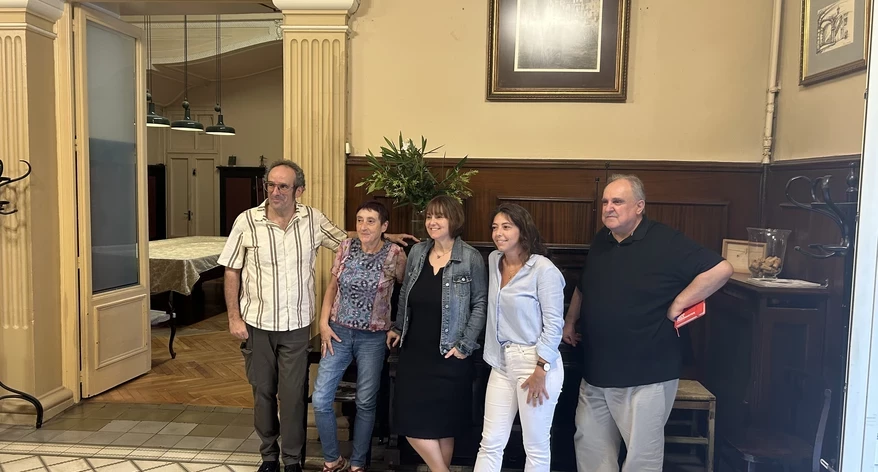 Mar Camps, Tura Soler, Gemma Busquets, Salvador Garcia-Arbós i Jordi Grau, al bar del Casino de Girona.