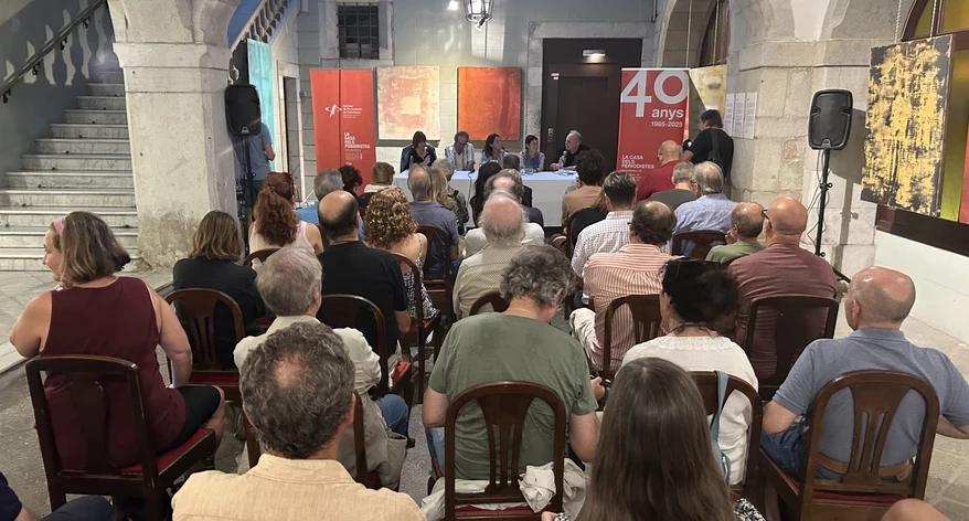 La taula rodona es va celebrar al vestíbul del Casino. 