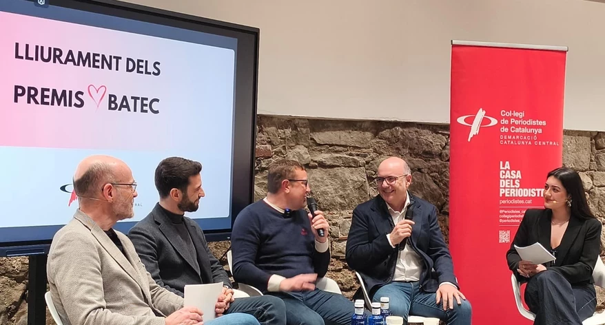 Un moment de la conversa amb tres dels premiats.