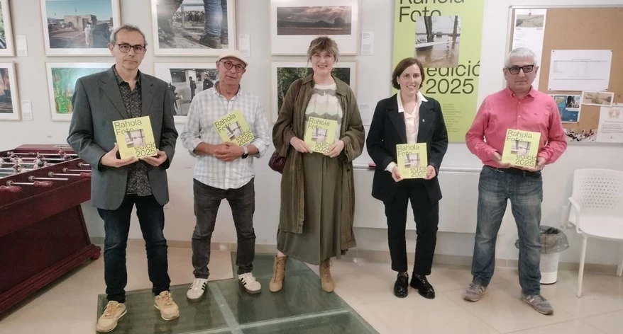 Autoritats i fotògrafs, en la inauguració de l'exposició. 