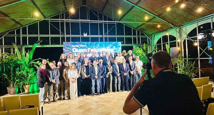 Pere Duran, fent la foto de família de la III Nit de la Comunicació de la Selva.