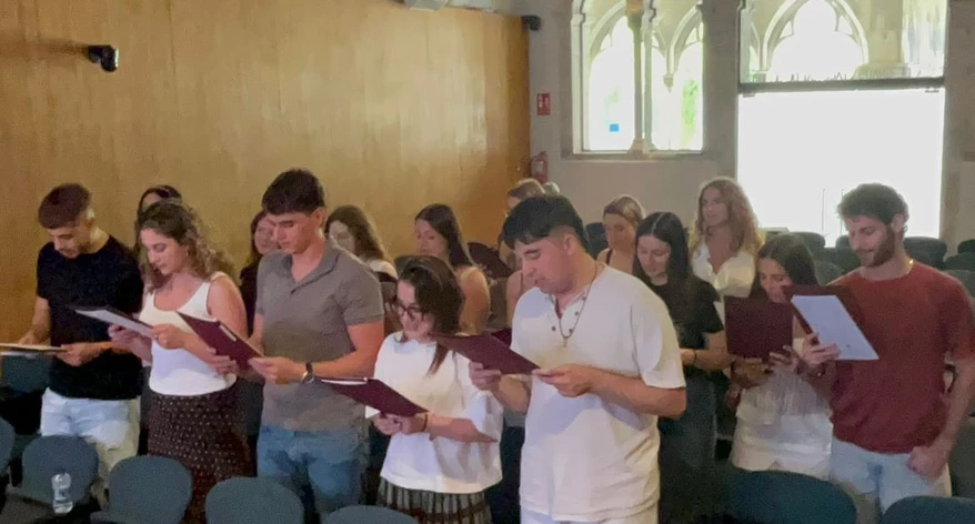 Els alumnes, llegint el seu compromís amb el Codi Deontològic.