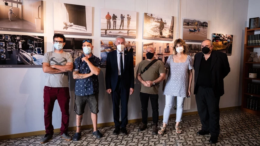 Albert Piñeira i Jordi Grau amb alguns dels fotoperiodistes que participen a la mostra.