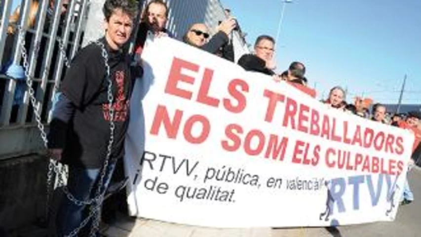 Concentració d’afectats per l’ERO davant de Canal 9. Foto: Prats i Camps