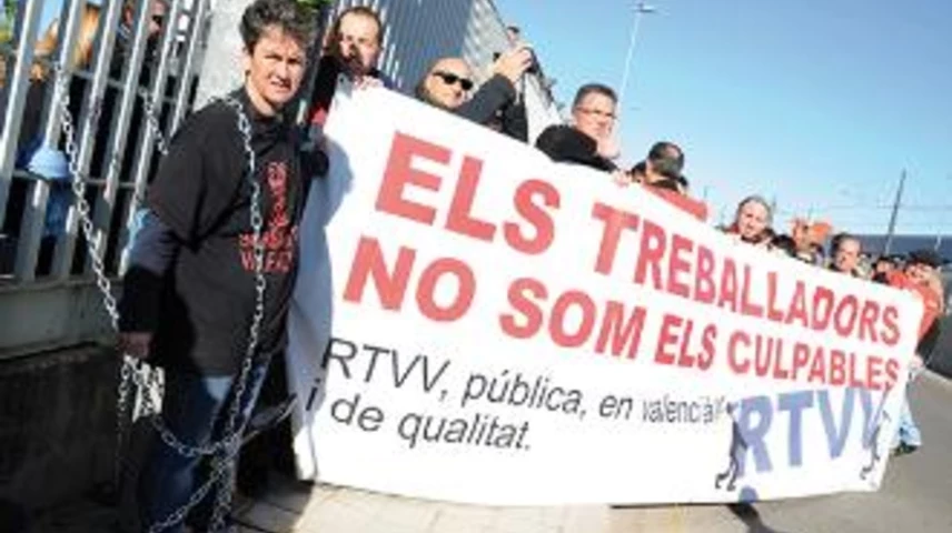 Concentració d’afectats per l’ERO davant de Canal 9. Foto: Prats i Camps
