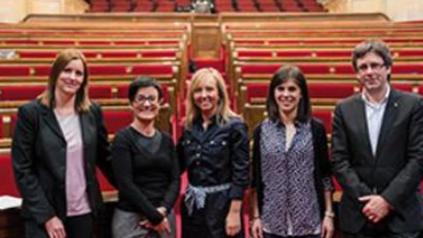D'esquerra a dreta, Alicia Alegret (PP), Marta Ribas (ICV), Marisa Xandri (PP), Marta Vilalta (ERC) i Carles Puigdemont (CiU). Foto: Sergio Ruiz