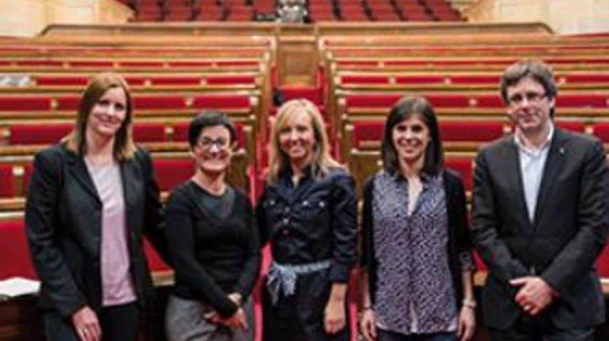 D'esquerra a dreta, Alicia Alegret (PP), Marta Ribas (ICV), Marisa Xandri (PP), Marta Vilalta (ERC) i Carles Puigdemont (CiU). Foto: Sergio Ruiz