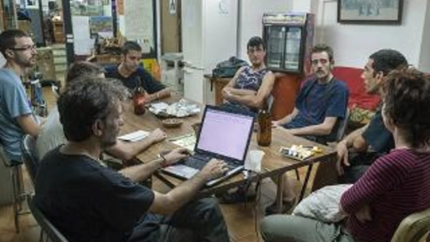 Una assemblea de LaTele, amb seu a Gràcia. Foto Dani Codina