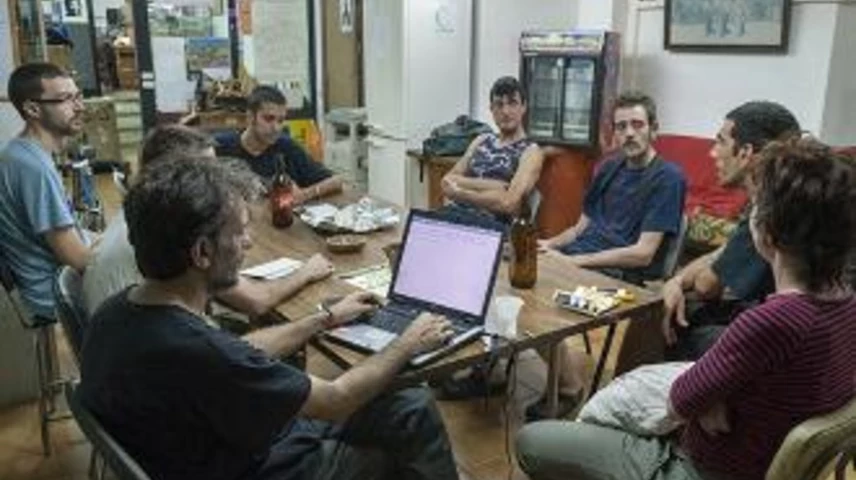 Una assemblea de LaTele, amb seu a Gràcia. Foto Dani Codina