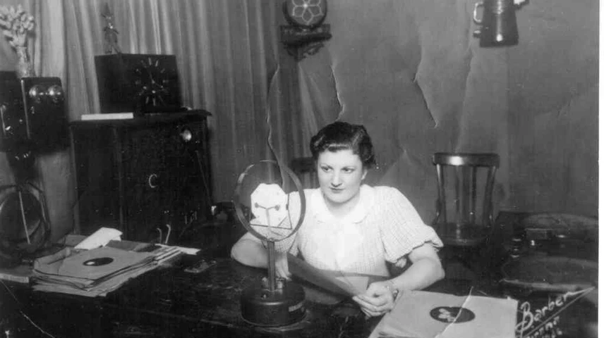 La locutora Maria Lluïsa Figa llegia els comunicats de la guerra civil amb el micròfon que s'ha donat al Museu d'Història.