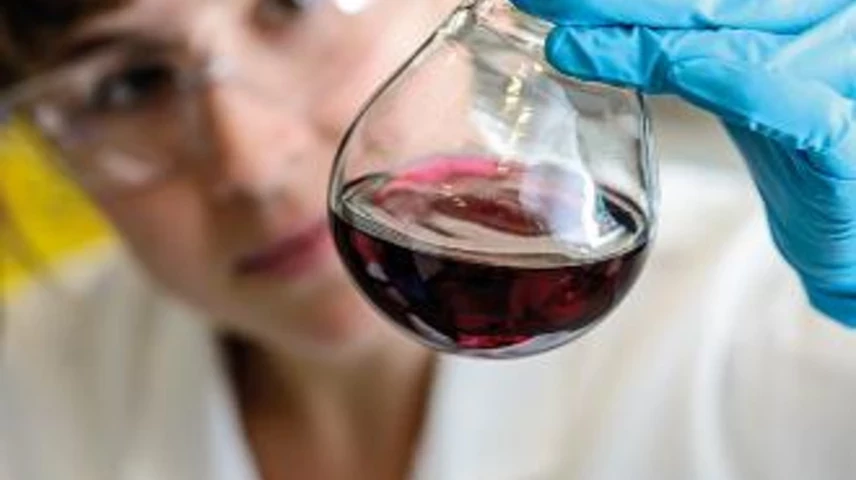 Una investigadora de l'Institut de Recerca Biomèdica de Barcelona. Foto: Sergio Ruiz