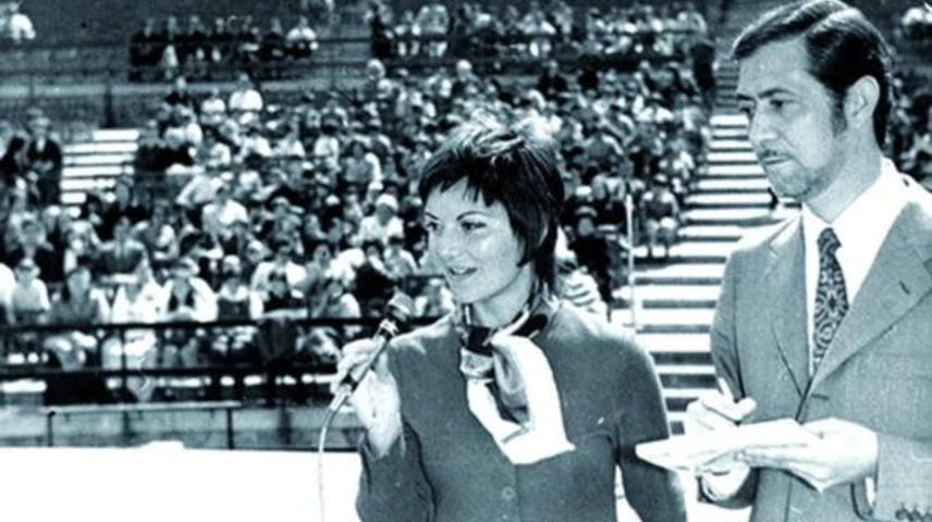 La periodista Maribel Álvarez, retransmetent un acte en directe, l'any 1971.