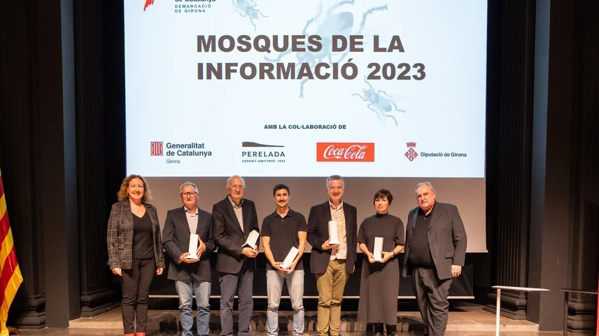Foto de família dels guanyadors de les Mosques 2023, amb la vicedegana i el president de la Junta de Girona.