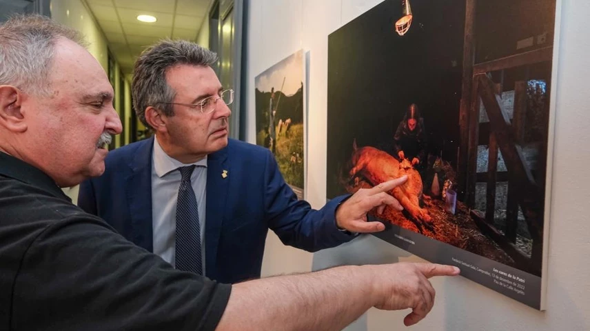 Grau i Noguer observen la foto guanyadora. 