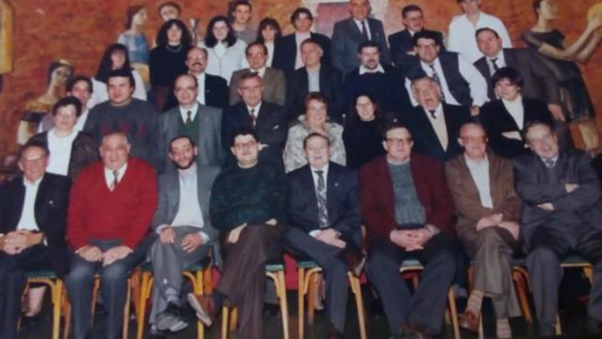 Català (amb corbata al centre de la primera fila) amb l'equip de La Veu de l'Anoia el 1994. (Foto: Veu de l'Anoia)
