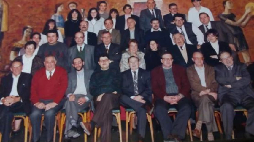 Català (amb corbata al centre de la primera fila) amb l'equip de La Veu de l'Anoia el 1994. (Foto: Veu de l'Anoia)