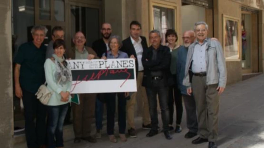 Membres de la Comissió Any Planes davant del núm. 27 del carrrer de la Canal, de Manresa, on va néixer el periodista.
