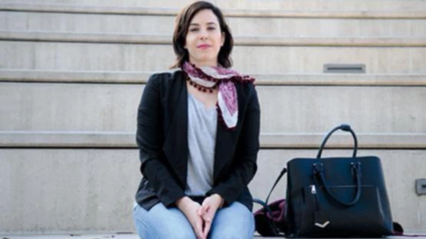 Alba Casanovas té 27 anys i treballa en el sector de la comunicació corporativa (Foto: José Luis Gómez Galarzo)