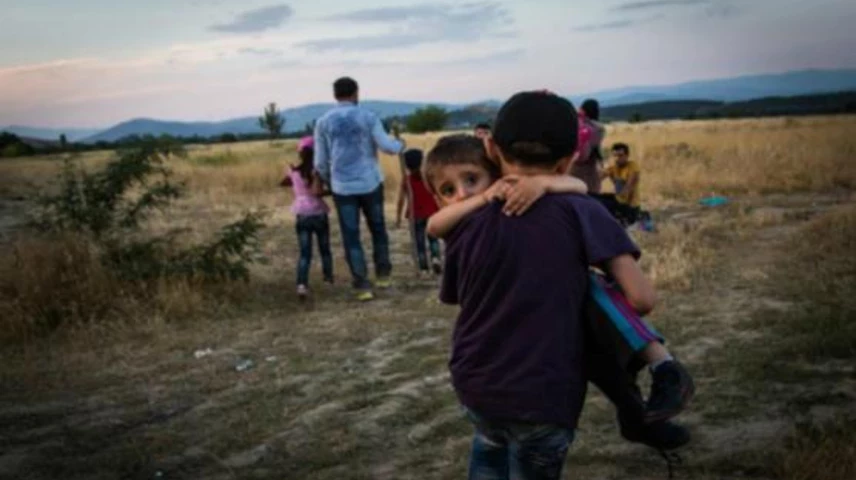 Un jove refugiat porta en braços al seu germà a prop d’Eidomeni (Grècia) | Foto: ACNUR / Andrew McConnell