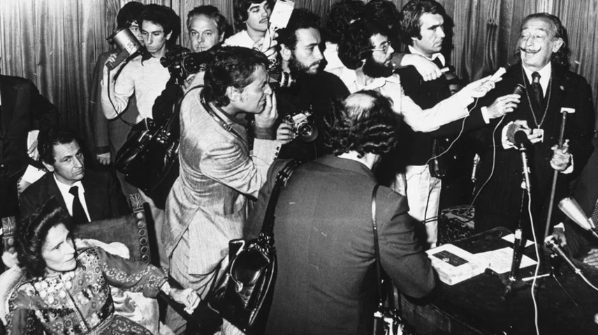 Salvador Dalí i els periodistes protagonitzen una taula rodona a Figueres.