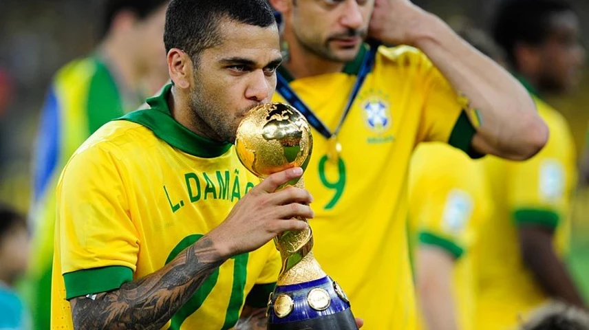 dani-alves-periodistes.jpg