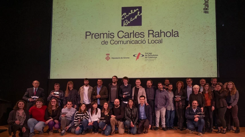 Foto de grup dels guanyadors i els finalistes dels X Premis Carles Rahola de Comunicació Local. 