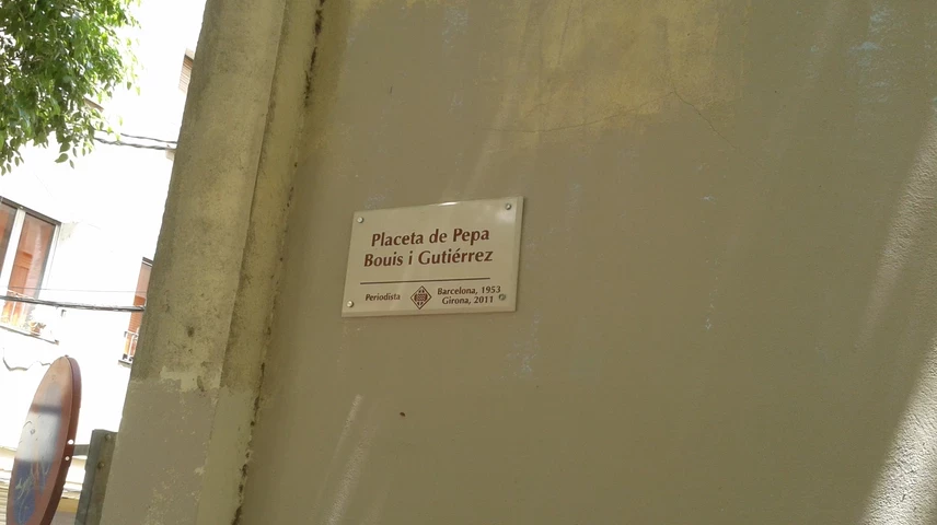 La placa de la plaça dedicada a la Pepa Bouis. 