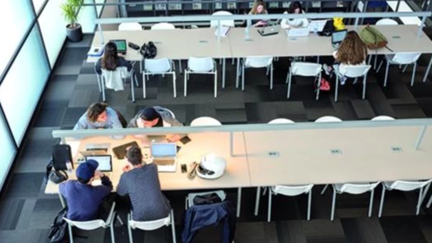 Estudiants de la Blanquerna a la Biblioteca. (Foto:Dani Codina)
