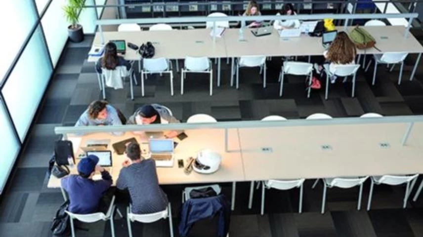 Estudiants de la Blanquerna a la Biblioteca. (Foto:Dani Codina)
