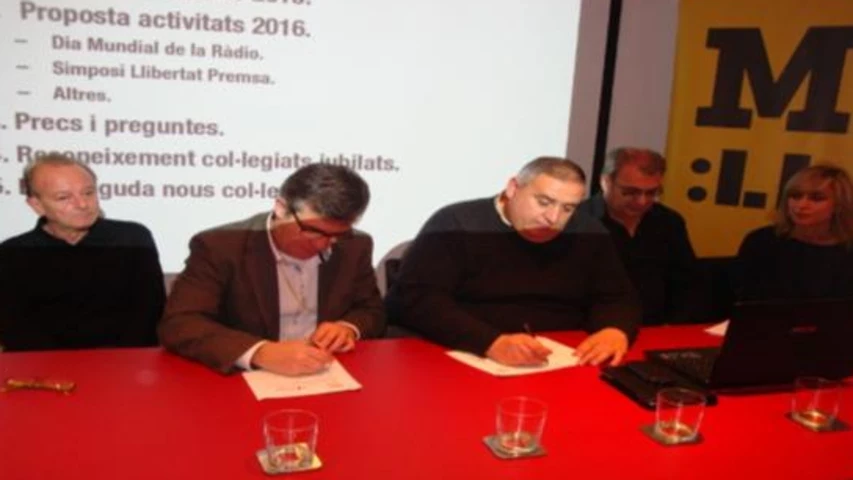 Josep Giralt i Rafa Gimena en el moment de la signatura del conveni. 