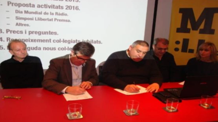 Josep Giralt i Rafa Gimena en el moment de la signatura del conveni. 