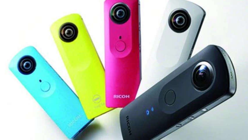 Diferents models de la Ricoh Theta, una càmera de baix cost que permet gravar en 360 graus.