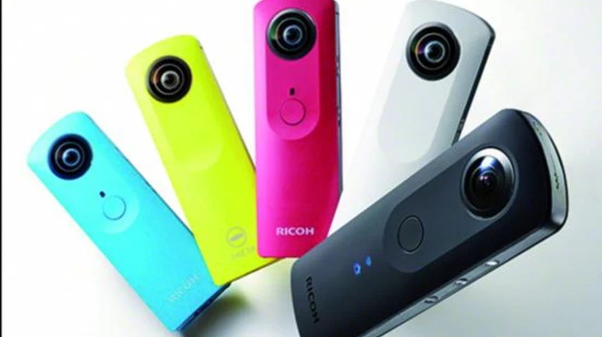 Diferents models de la Ricoh Theta, una càmera de baix cost que permet gravar en 360 graus.