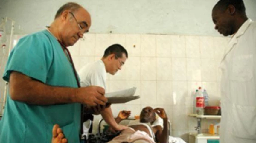 A l'esquerra, Manuel García Viejo, metge espanyol que va morir després d'infectar-se d'ebola. Foto: Jordi Rovira