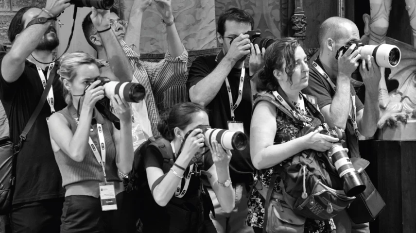 Un grup de fotoperiodistes treballant. 