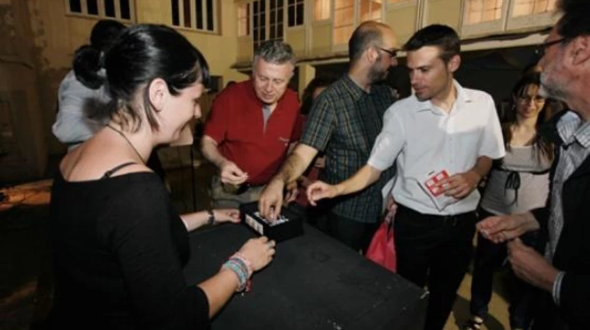 Els periodistes tarragonins recullen la seva Petxina Daurada en forma de xapa. FOTO: PERE TODA