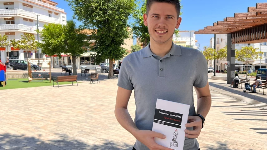 Ivan Garcia amb el seu llibre. 