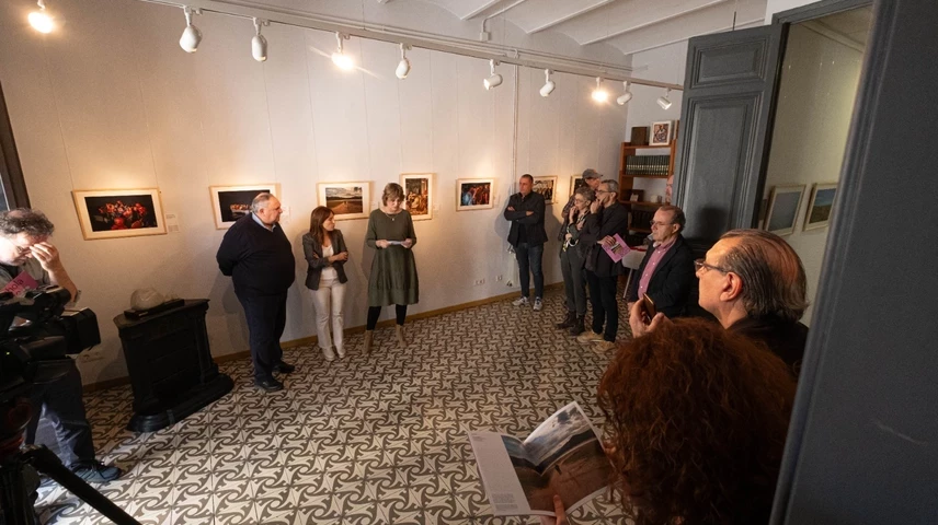 La inauguració de «RaholaFoto2023» a la seu del Col·legi de Periodistes de Girona.