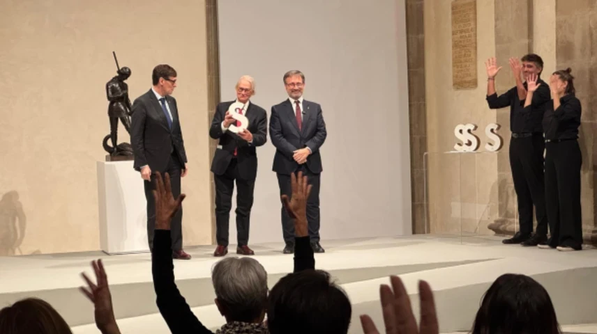 Guillem Carles Gonel recollint el premi