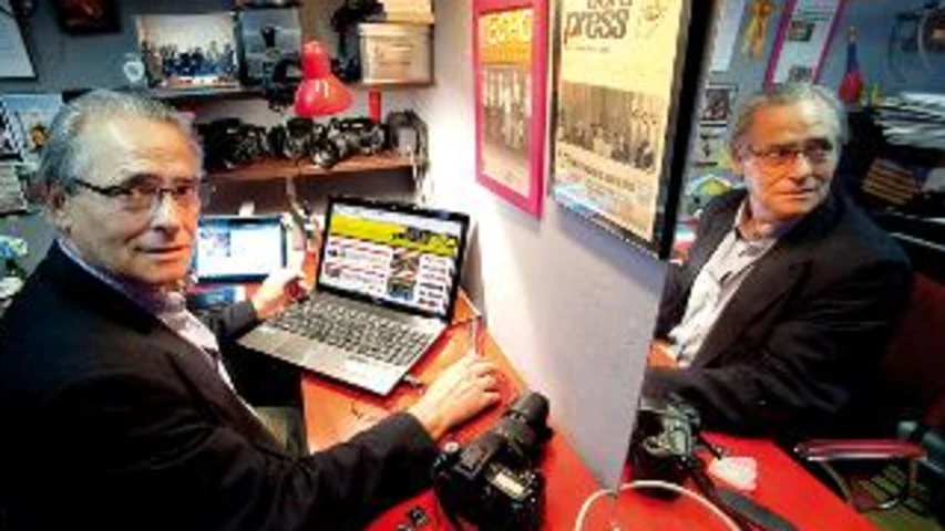 El periodista Guillem Carles al seu estudi.  Foto: Jordi Salinas