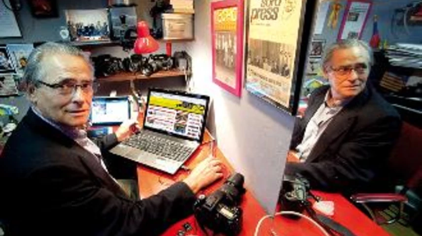 El periodista Guillem Carles al seu estudi.  Foto: Jordi Salinas