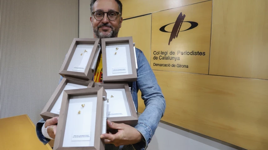 Jordi Mitjà, amb les Mosques que ha creat.