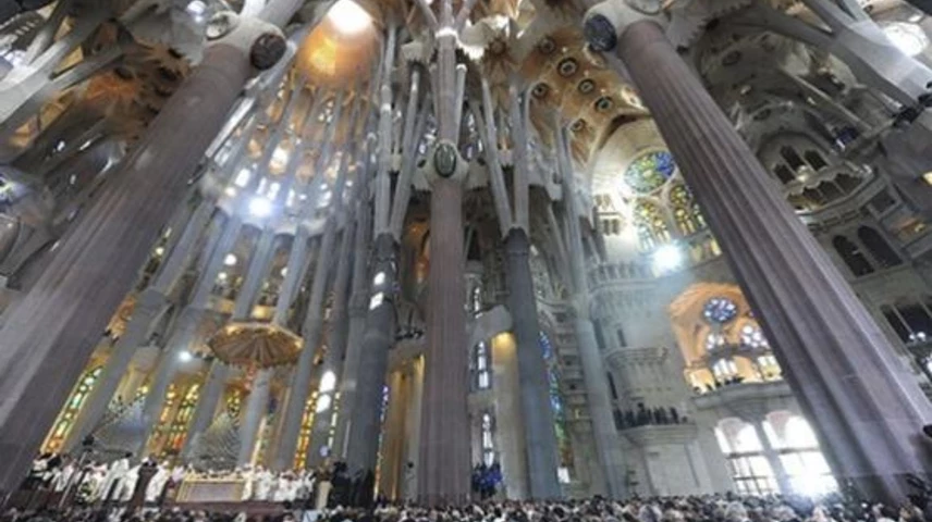interior-sagrada-familia-barcelona.jpeg