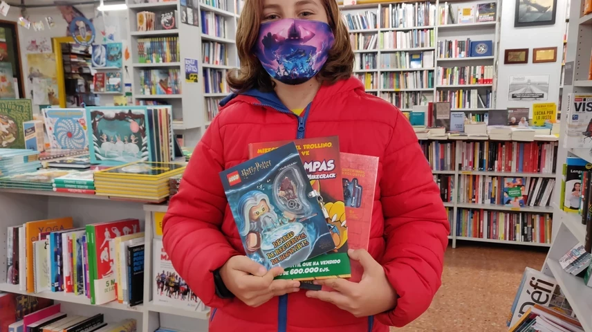 En Joel Piquer, amb els llibres que va elegir a la llibreria 22.