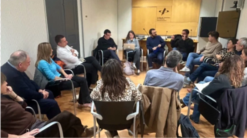 La trobada va tenir lloc a la sala Miquel Diumé del Col·legi de Periodistes de Girona.